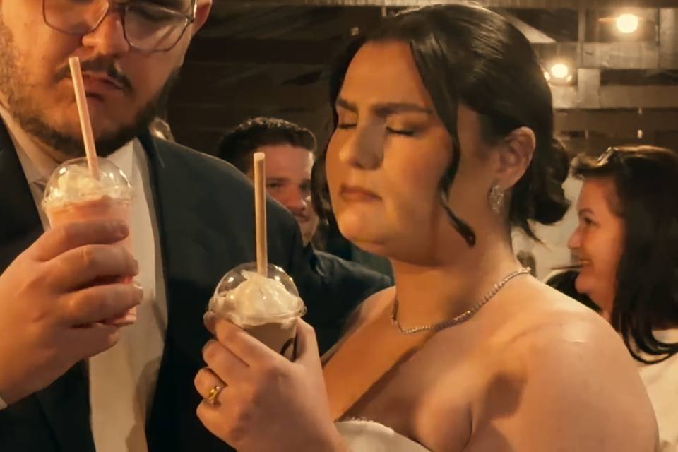 Casal de noivos  aprovando