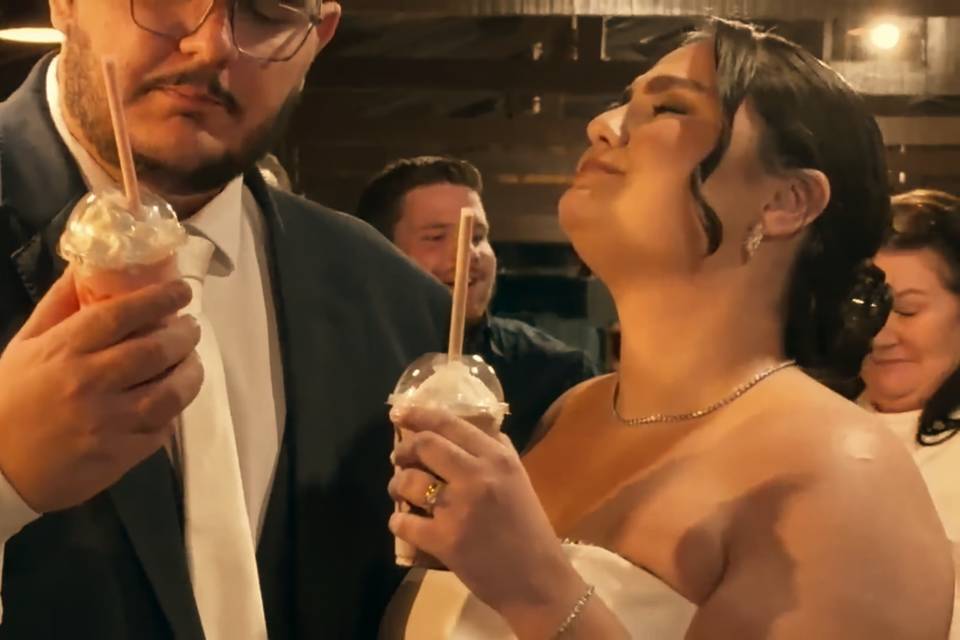 Casal de noivos  aprovando