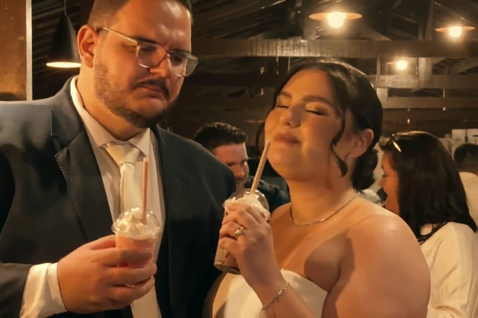 Casal de noivos aprovando