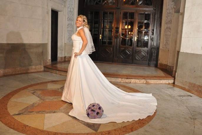 O vestido da noiva e buquê