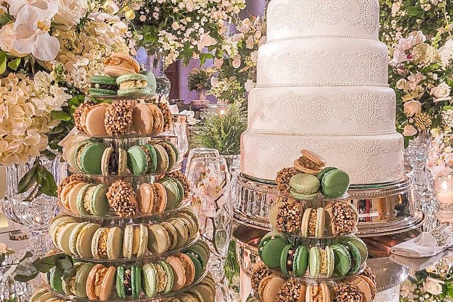 Mesa com torre de macarons