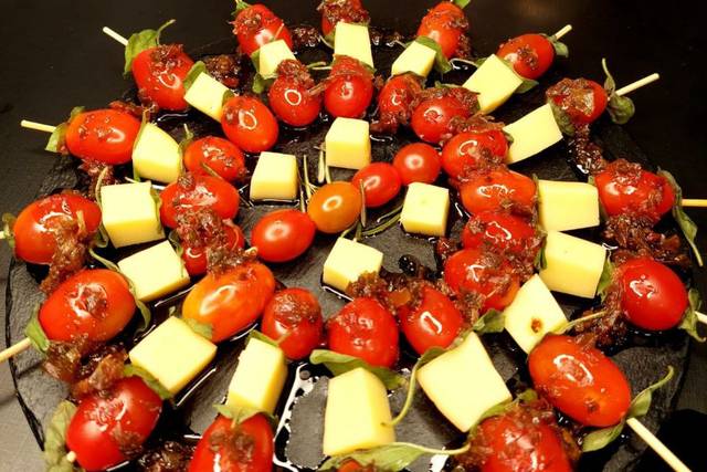 Salada Caprese no Palito