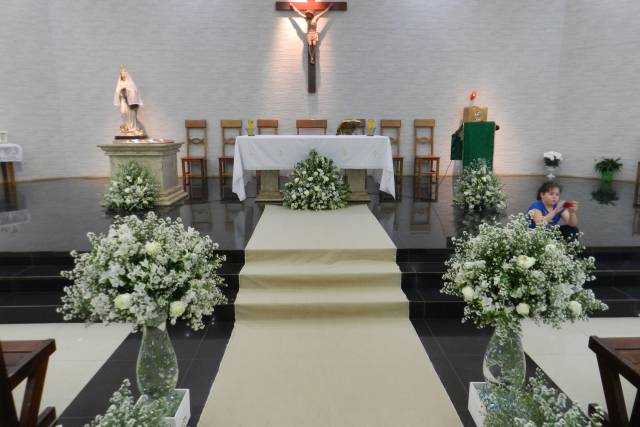 Altar decorado com flores