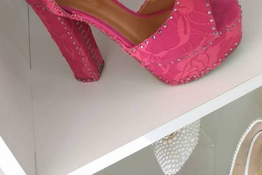 Sandália em renda e stras rosa