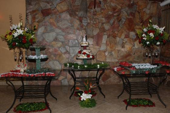 Mesa com o bolo e doces