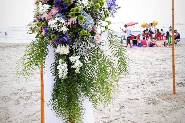 Arranjo de flores no pergolado