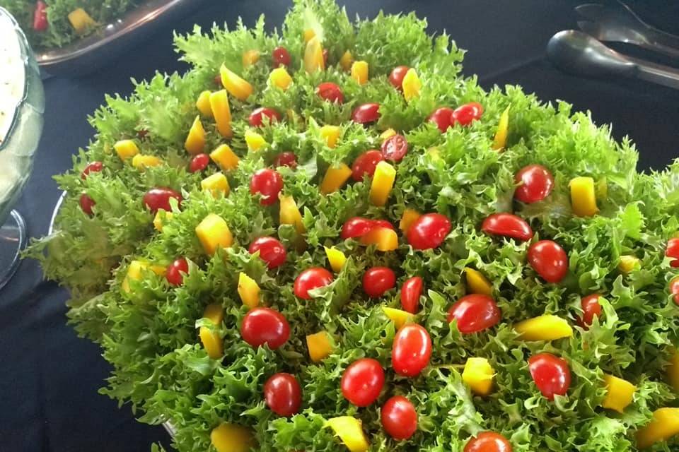 Salada com manga e tomatinho