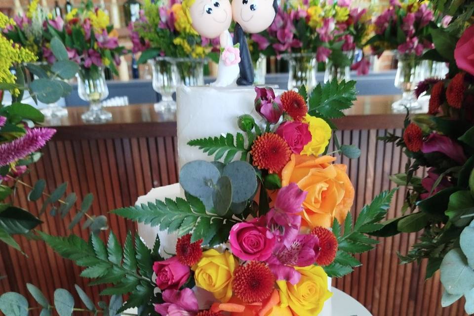 Bolo com cascata de flores