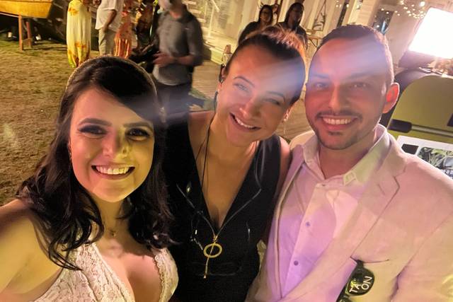 Casal transbordando alegria