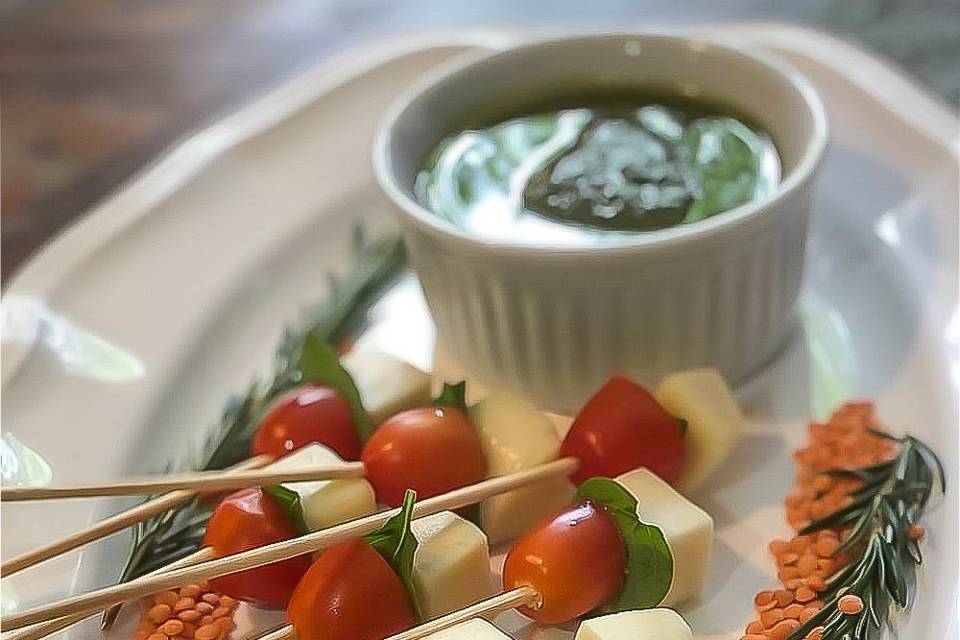 Espetinho Caprese ao pesto