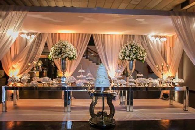 Mesa de doces sob tenda