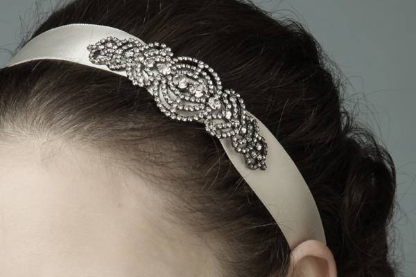 Headband com broche