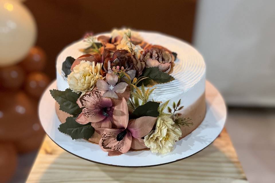 Bolo com Flores Artificiais