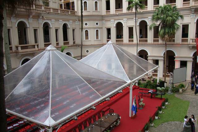 Tenda 10x10 e piso acarpetado.