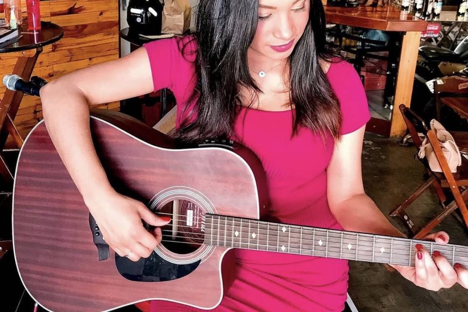 Cantando no Altino Deck Bar