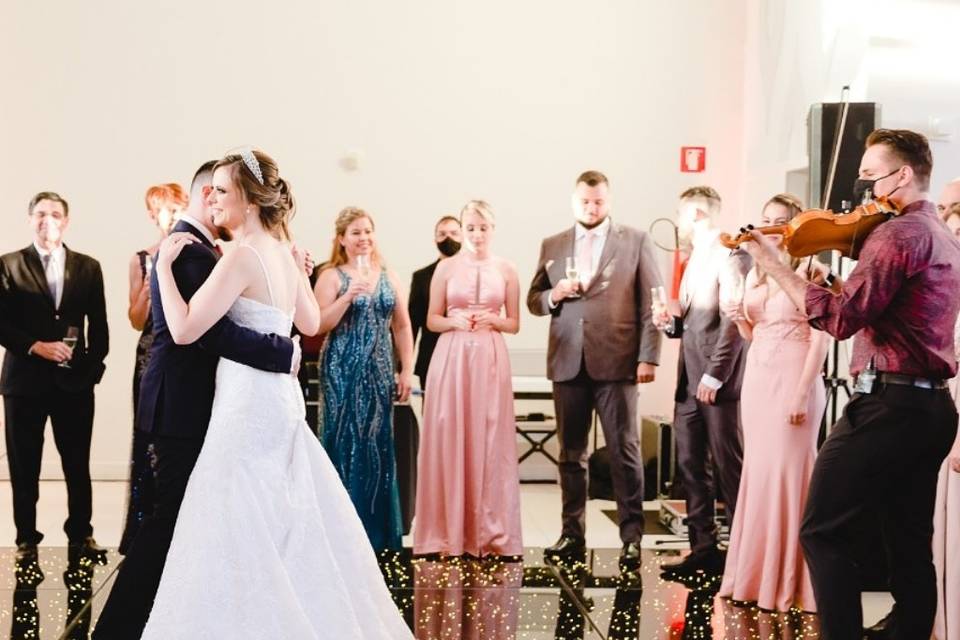 Dança dos noivos com violino