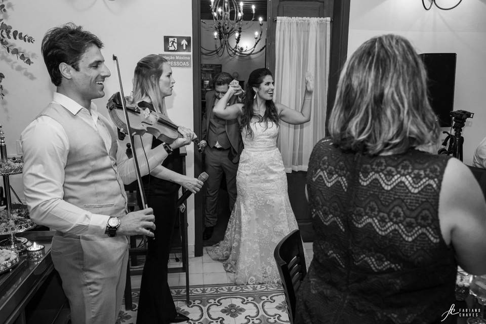 Recepção dos noivos com violin