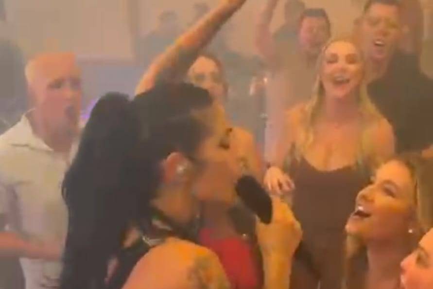 Todos cantam junto