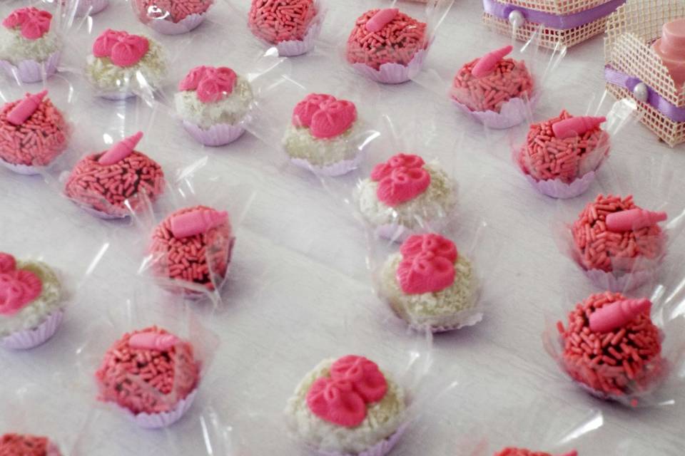 Brigadeiros rosa decorado