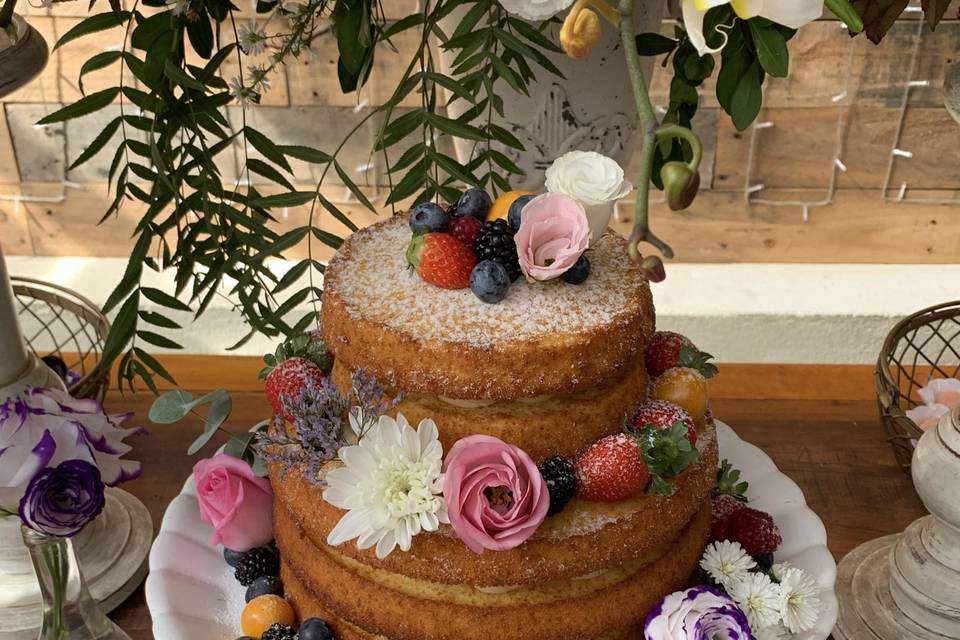 Naked Cake com Frutas e Flores