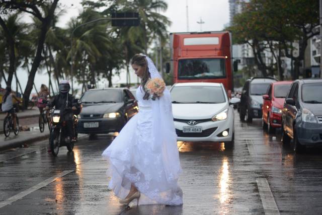 Noiva indo pro carro