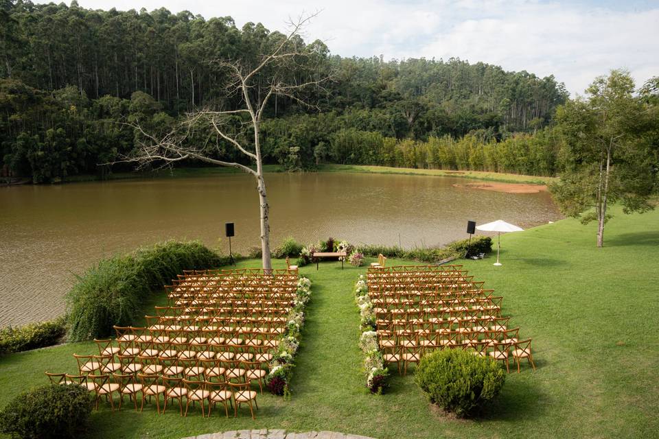 Cerimônia ao lado do lago