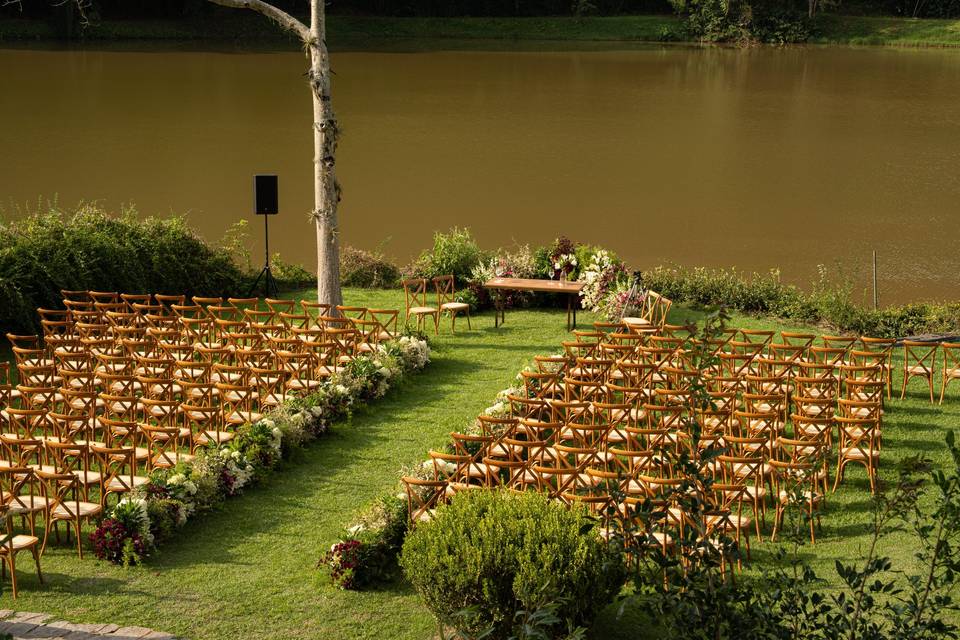 Cerimônia ao lado do lago