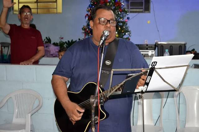 Baixo, teclado, bateria e vocais