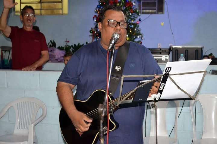 Baixo, teclado, bateria e vocais