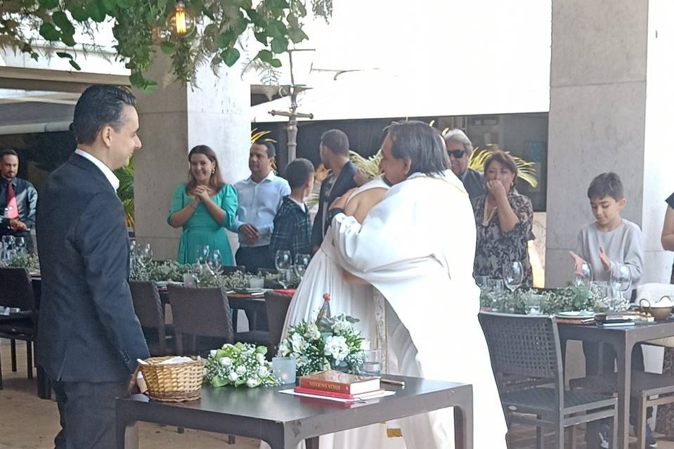 Abraço de felicidades ao casal