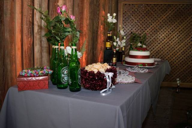 Mesa doces e cesta pétalas
