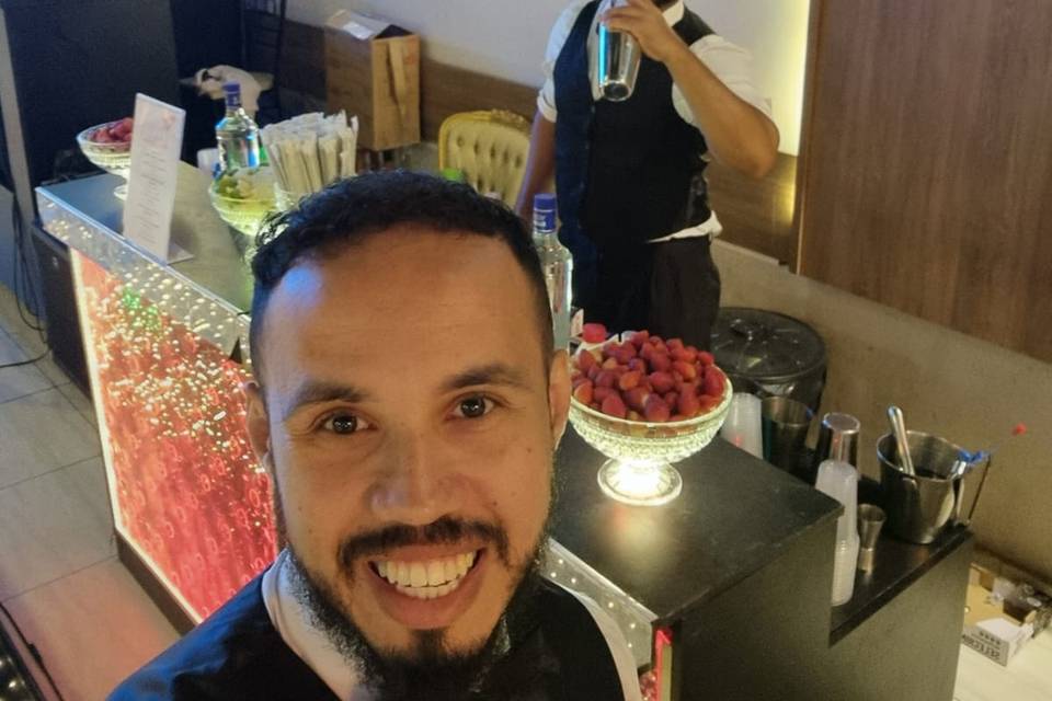 Equipe pronta para brindar com