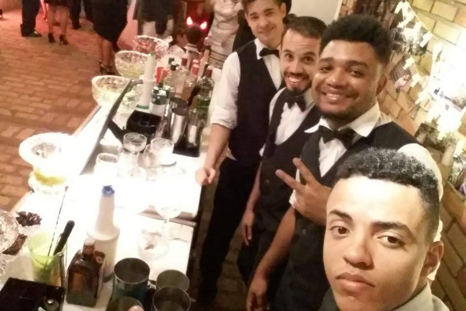 Equipe pronta para brindar