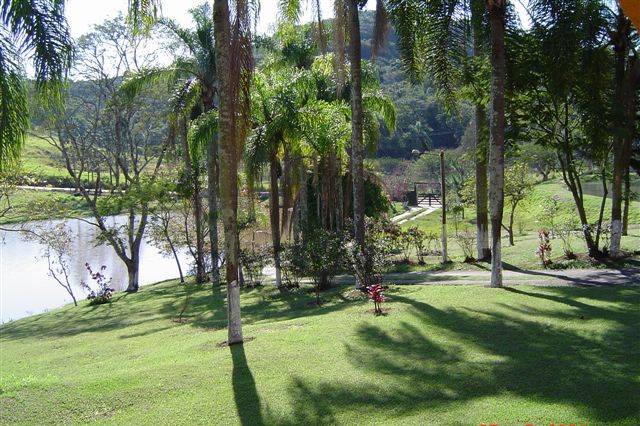 Lago e jardim