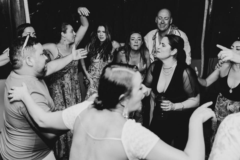 Família unida e feliz na pista