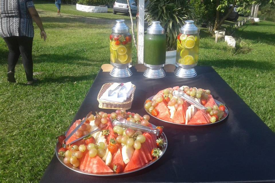 Mesa de frutas com siqueiras