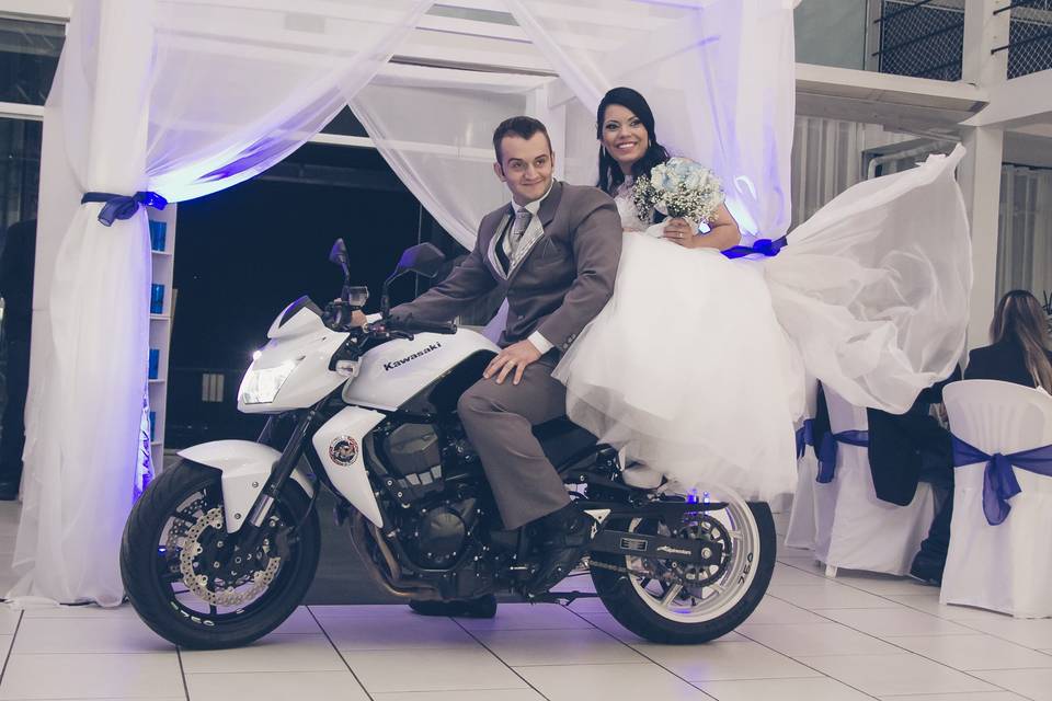 De moto no casamento