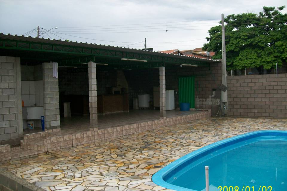 Piscina e salão a distancia