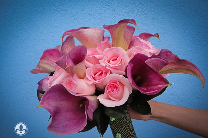 Bouquet de rosas com callas