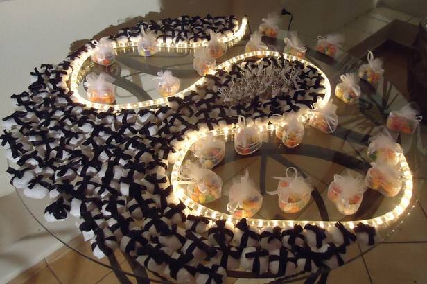 Mesa com lembranças de casamento