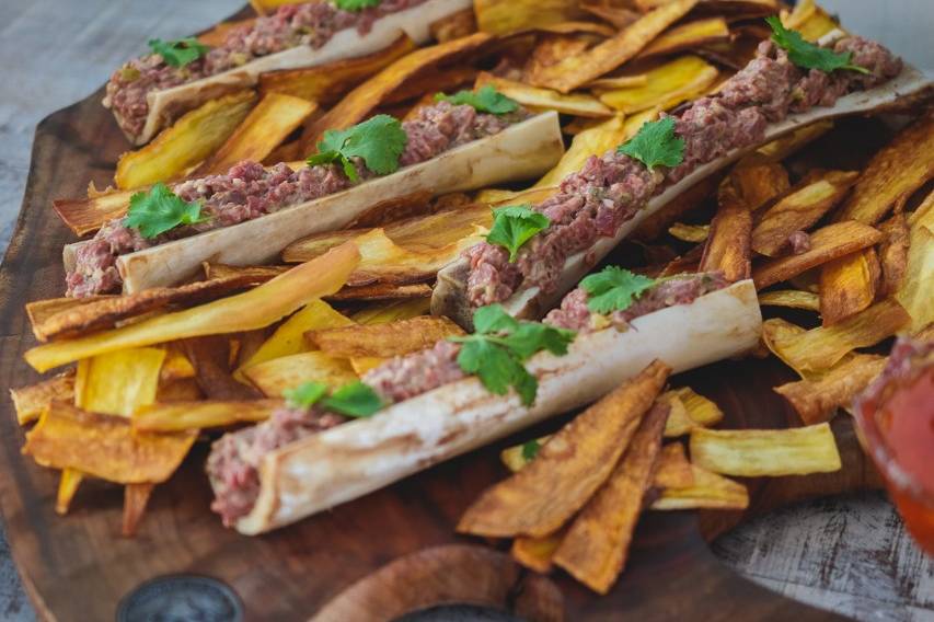 Tartar com Chips de Mandioca