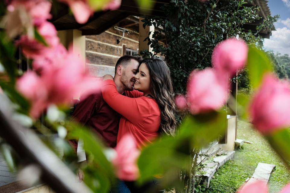 Casal com flores desfocada