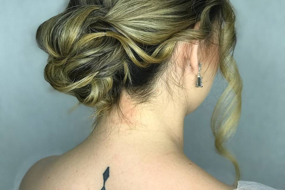 Penteado coque baixo despojado