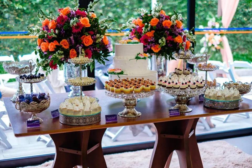 Mesa de doces com identificaçã