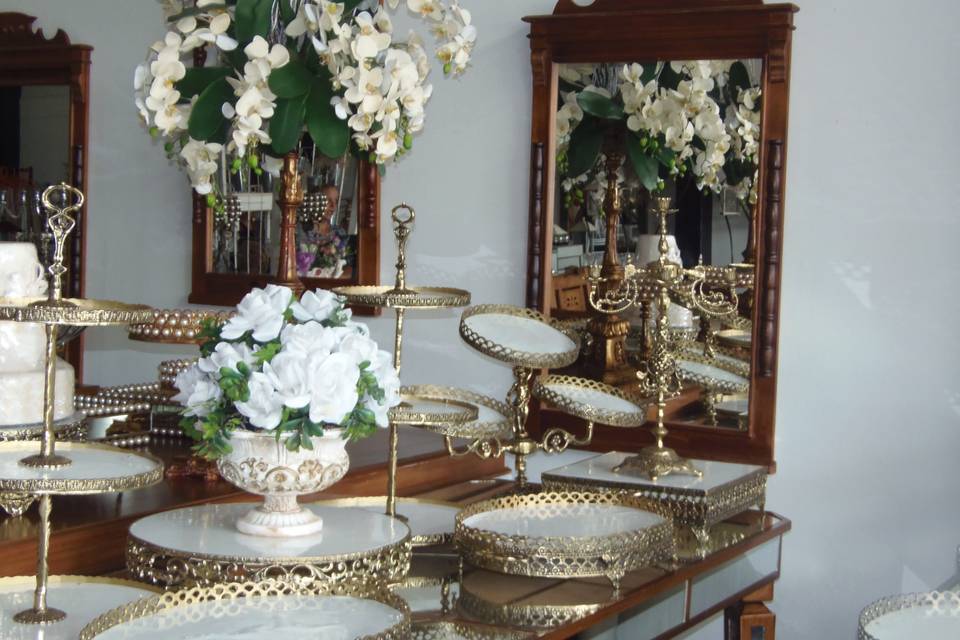 Mesa decorada e espelho
