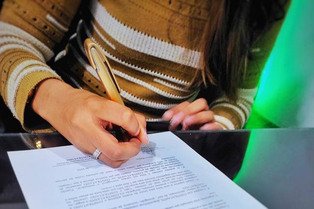 Trabalham com Contrato