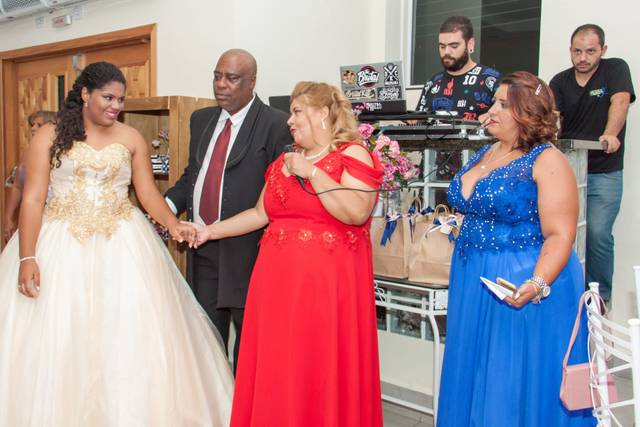 cliente satisfeita debutante