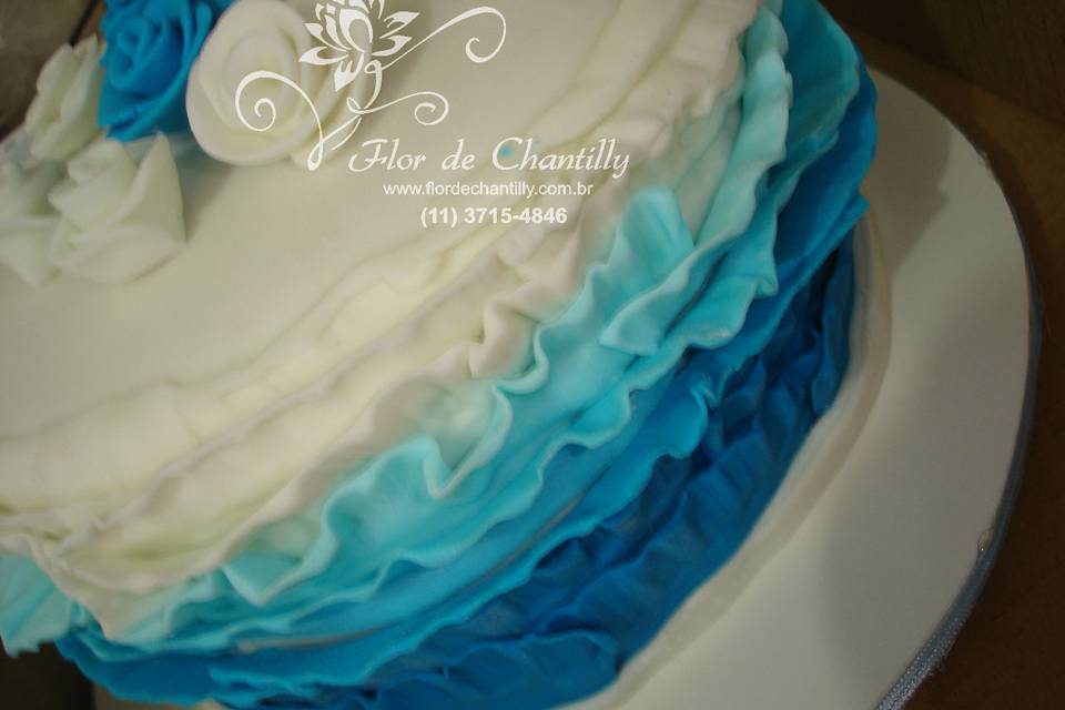 Bolo com chantilly azul e flores