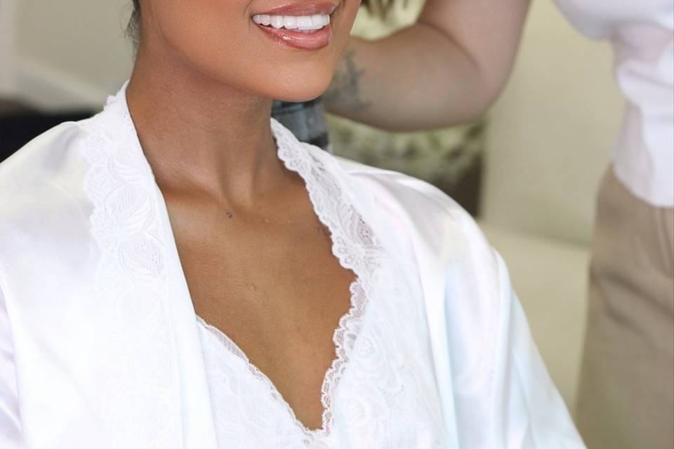 Noiva radiante com sua beleza