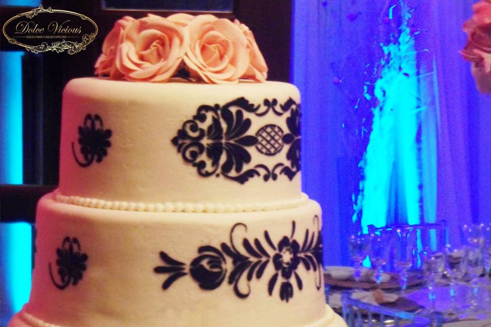 Bolo de casamento com rosas